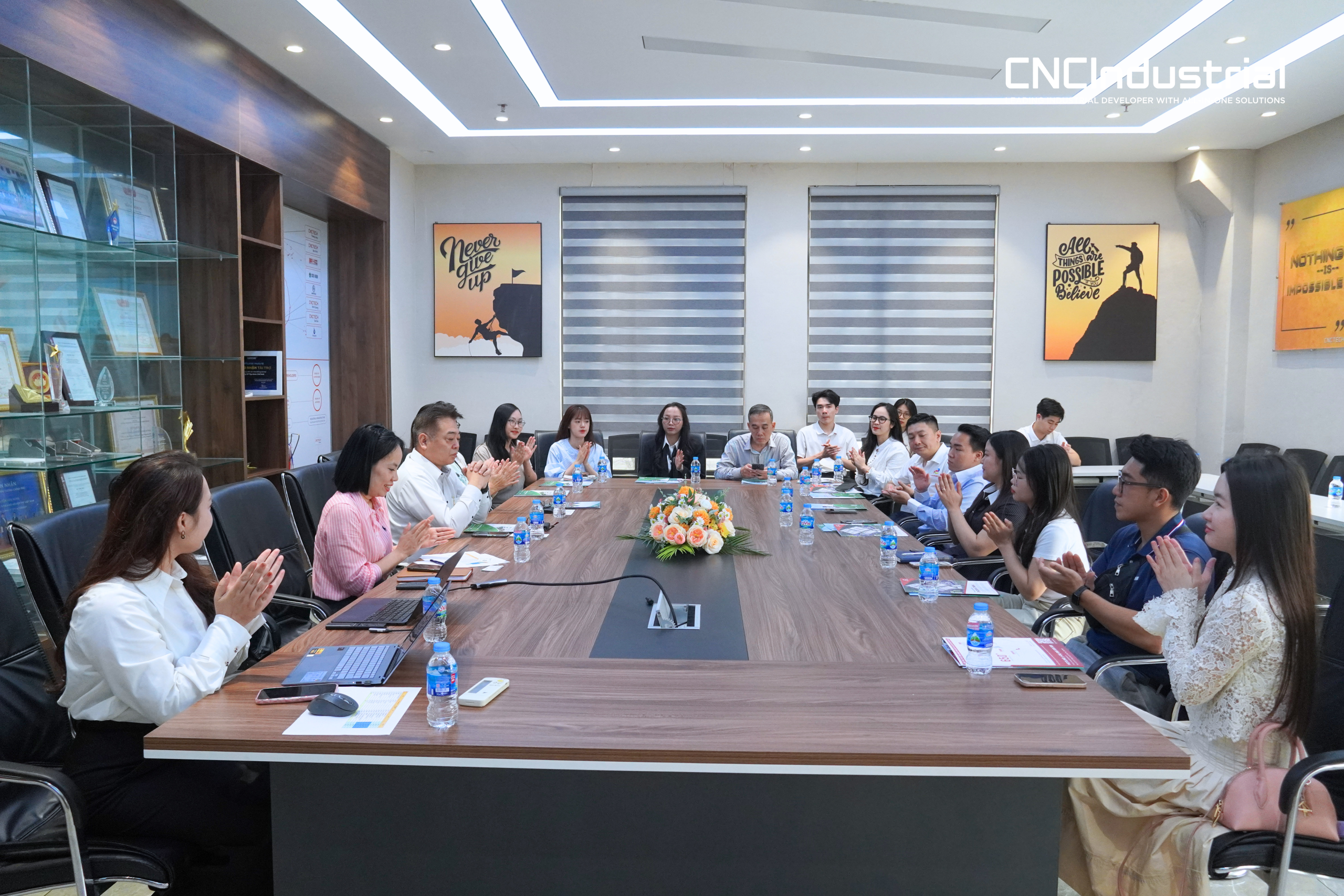 Đoàn SingCham tham quan hệ sinh thái công nghiệp CNCTech